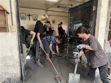 鏟子超人湧入花蓮救災　醫呼籲戴口罩防呼吸道疾病