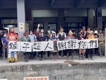 花蓮光復族人台鐵月台鞠躬道謝　鏟子超人喊：我們都在[影]