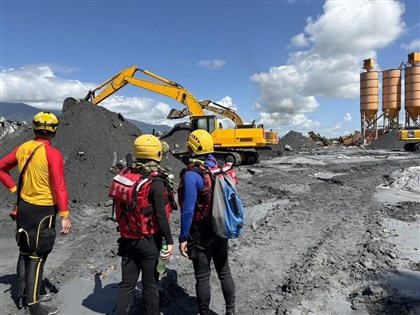 花蓮光復洪災仍有6失聯　警消擴大下游開挖淤泥搜尋