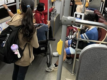 公車上默助搭輪椅老人　學生以腳當擋輪傳遞善意