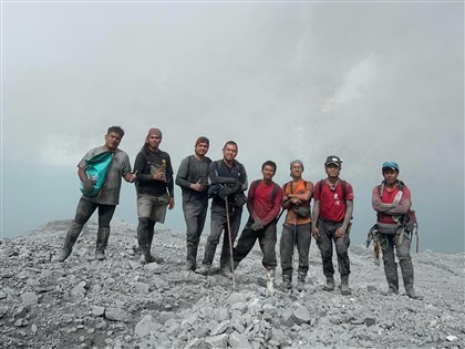 探勘隊歷時5天抵馬太鞍溪堰塞湖區　煙塵瀰漫、壩體穩定度仍不足