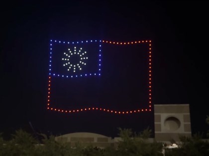 台積電鳳凰城大秀軟實力　無人機升空高掛國旗慶雙十