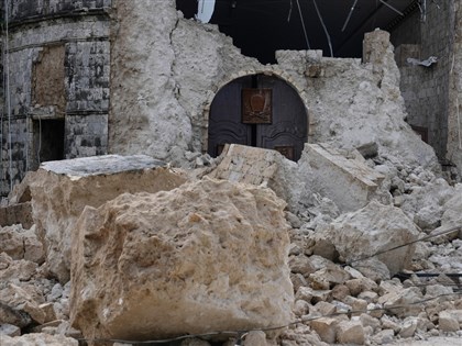 菲人震後撿百年教堂瓦礫當護身符   神父籲手下留情