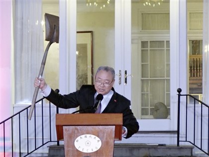 駐美代表俞大㵢高舉鏟子賀國慶　美議員強調挺台為國會共識