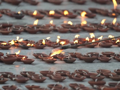 緬甸點燈節示威群眾疑遭軍政府轟炸　傳釀40死含兒童