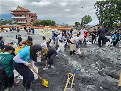 花蓮災區持續開挖主要幹道 連假志工湧入助填逾6萬沙包