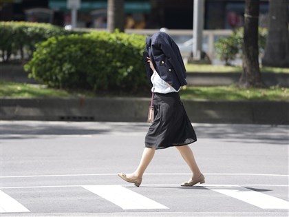 國慶日晴時多雲　吳德榮：首波帶明顯冷空氣東北季風10/18到