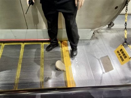 北捷板南線新埔站疑膠鞋卡手扶梯釀故障　4人跌倒受傷