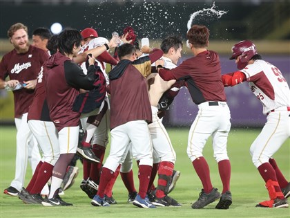 中職季後挑戰賽G2桃猿勝獅延長戰線　宋嘉翔敲追平轟、再見安打