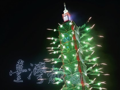 台北101國慶煙火首次結合無人機　點亮信義區夜空[影]