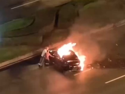 小米電動車再發生致命意外　路人救援無法開車門[影]