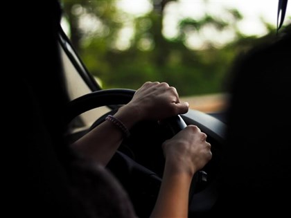 早安世界》高齡換照下修至70歲　主動繳回駕照搭公共運輸最高補助1500元