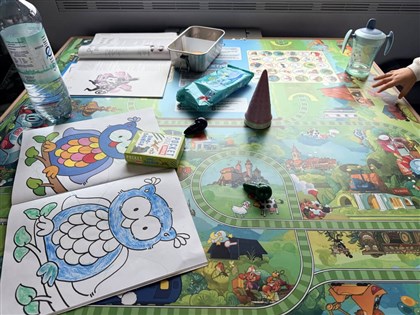 德國高鐵設幼兒包廂　 超大插畫桌面讓寶寶爬行塗鴉