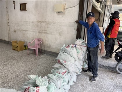 光復災民淹怕了　聞颱堆沙包至少堆到上次淹水高度
