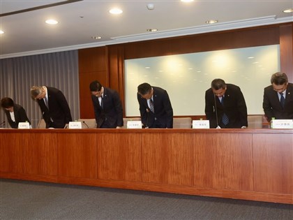 空服員病逝　長榮航總經理率主管鞠躬致歉：啟動精進措施[影]