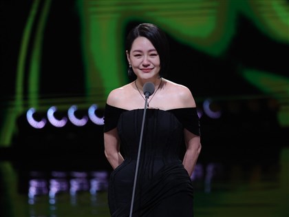 小S金鐘頒獎獻唱追憶大S　淚喊「我一定會往前走」[影]