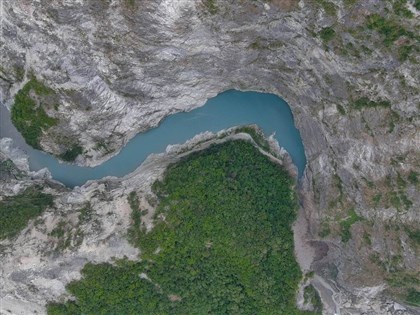 花蓮立霧溪堰塞湖水位距壩頂不到5公尺　林業署估短期可能溢流潰決