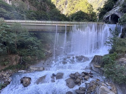 花蓮立霧溪堰塞湖水從公路溢流　下游風險降低[影]