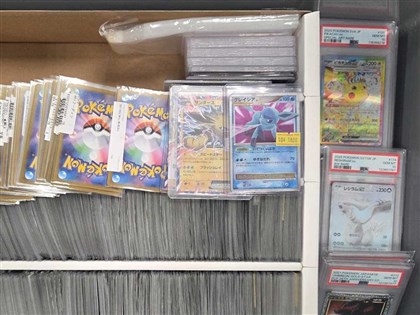 男子帶70萬元寶可夢卡未申報　星移民局攔查：全收服