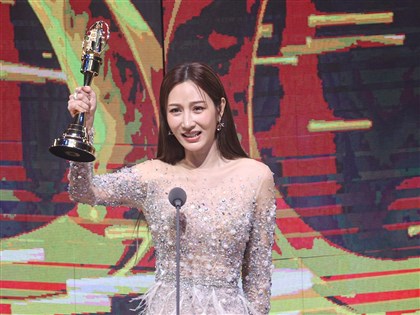 曾莞婷熬27年憑「影后」首奪金鐘　淚謝陳慧翎導演：是你先看到的