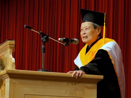 首位華人諾貝爾得主楊振寧曾勉台灣學子多努力　娶小54歲妻伴餘生