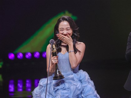 杜蕾飾腦麻患者摘金鐘新人獎　哽咽謝影后媽媽柯淑勤