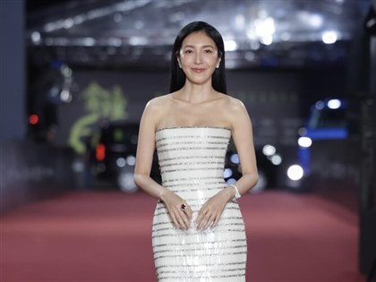 楊謹華柯佳嬿壓軸登金鐘紅毯 林廷憶鵝黃禮服搶眼