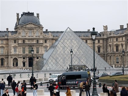 法國羅浮宮搶案至少2展品失竊　內政部長：正詳細盤點