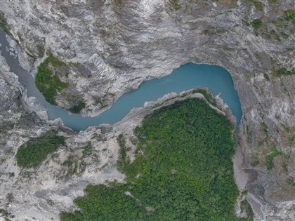 早安世界》花蓮立霧溪堰塞湖水位逼近壩頂　可能即將溢流潰決