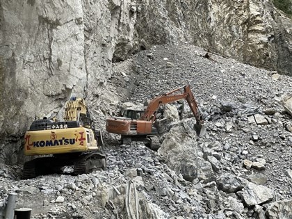 立霧溪燕子口堰塞湖壩頂降挖屢遇險　維持紅色警戒