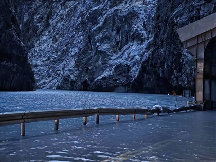 燕子口堰塞湖水距壩頂2.94米  降挖先闢作業空間