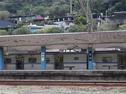 台鐵平溪線暫停營運　部分路段有落石及土石滑落