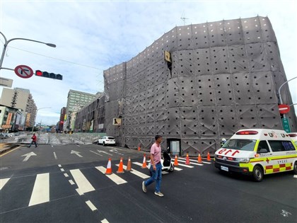 台中舊中央市場工地鷹架倒塌　1汽車遭壓1騎士受傷