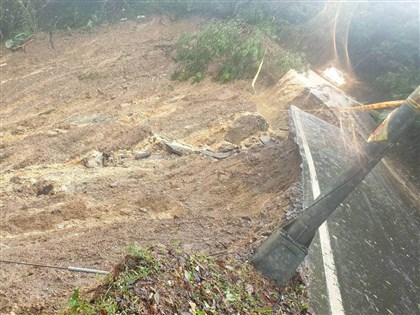 新北大雨汐止老爺山莊土石坍方　康寧街邊坡滑落
