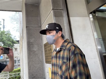 坤達涉閃兵50萬元交保　致歉「讓很多人失望」