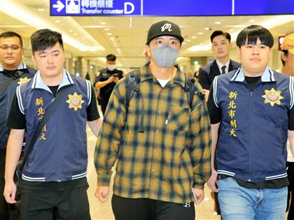 坤達涉閃兵今晨返台到案 低調表示謝謝關心[影]