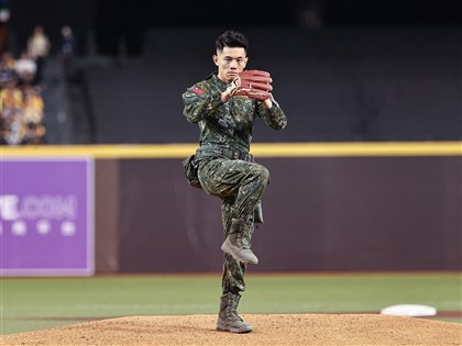 中職總冠軍賽G3 邀光復救災贈帽士官長開球[影]