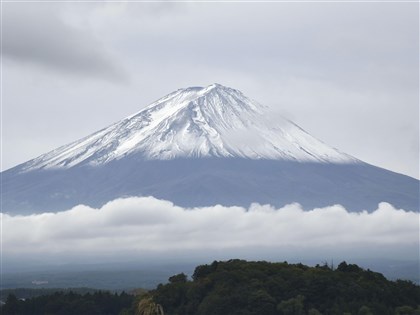 日本富士山迎2025年「初冠雪」 較去年早15天