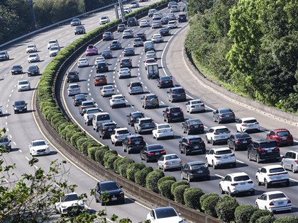 光復節連假首日 國道11路段易塞車
