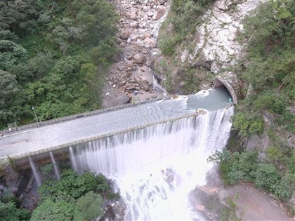 立霧溪燕子口堰塞湖水位穩定　廠商進場挖導流水道削弱壩體