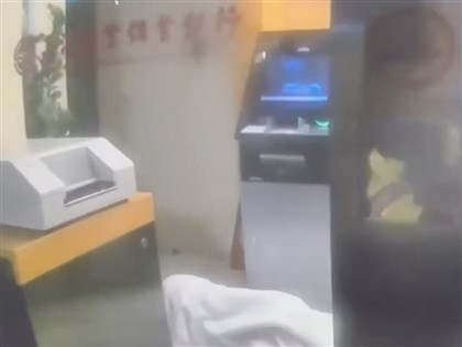 北市某銀行ATM區有人入睡 警登記備查通報業者