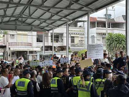 傅崐萁辦光復重建座談會 災民抗議被擋、議長張峻踢桌爆衝突
