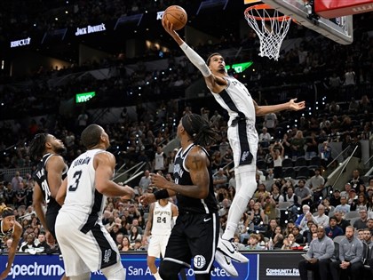 NBA馬刺向帕波維奇致敬　溫班亞馬率隊三連勝[影]