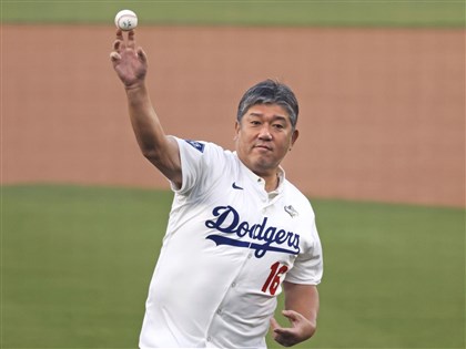 MLB世界大賽第3戰　日本傳奇投手野茂英雄道奇主場開球[影]