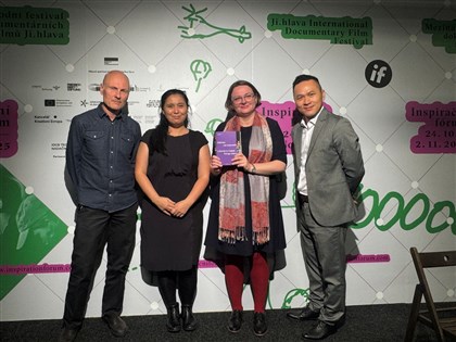 捷克出版「十字路口的島嶼」 台灣文學國際發聲