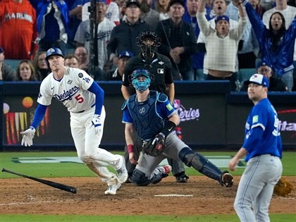 道奇再見轟拿下18局史詩戰役　世界大賽2比1領先藍鳥[影]