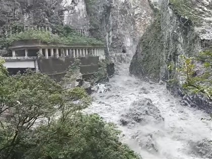 燕子口堰塞湖溢流水量擴大　林保署籲遠離下游河道[影]