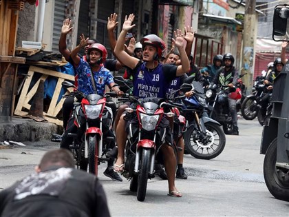巴西大舉圍剿里約毒梟 街頭宛如戰場至少64死