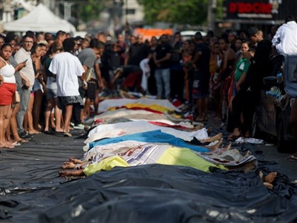 巴西里約圍剿毒梟釀132人死　數十具遺體排放街頭哀悼