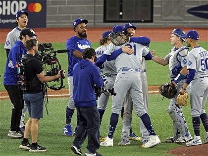 道奇擊敗藍鳥闖世界大賽第7戰　山本由伸6局好投、貝茲勝利打點[影]
